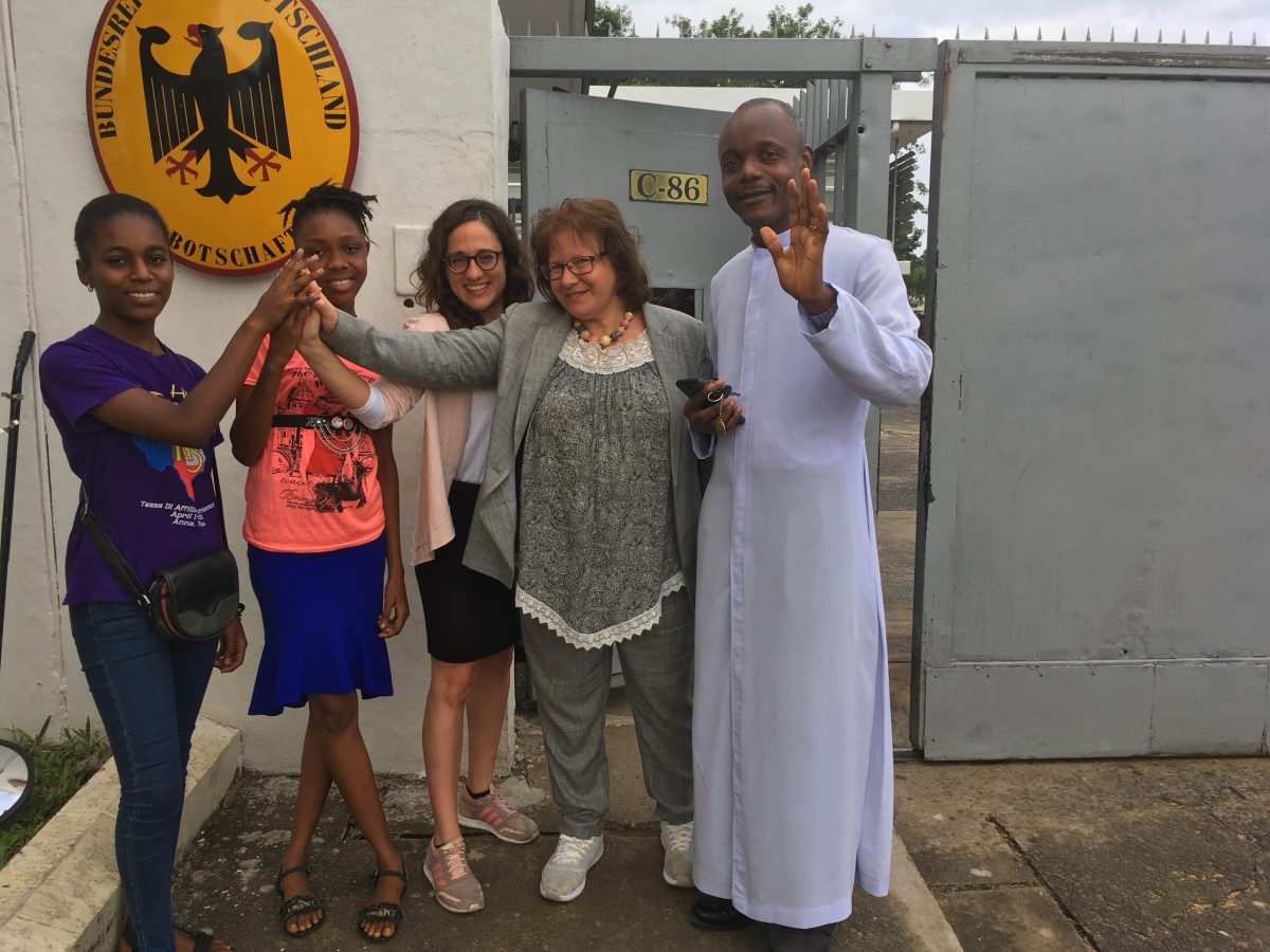 Personengruppe vor der Deutschen Botschaft in Monrovia